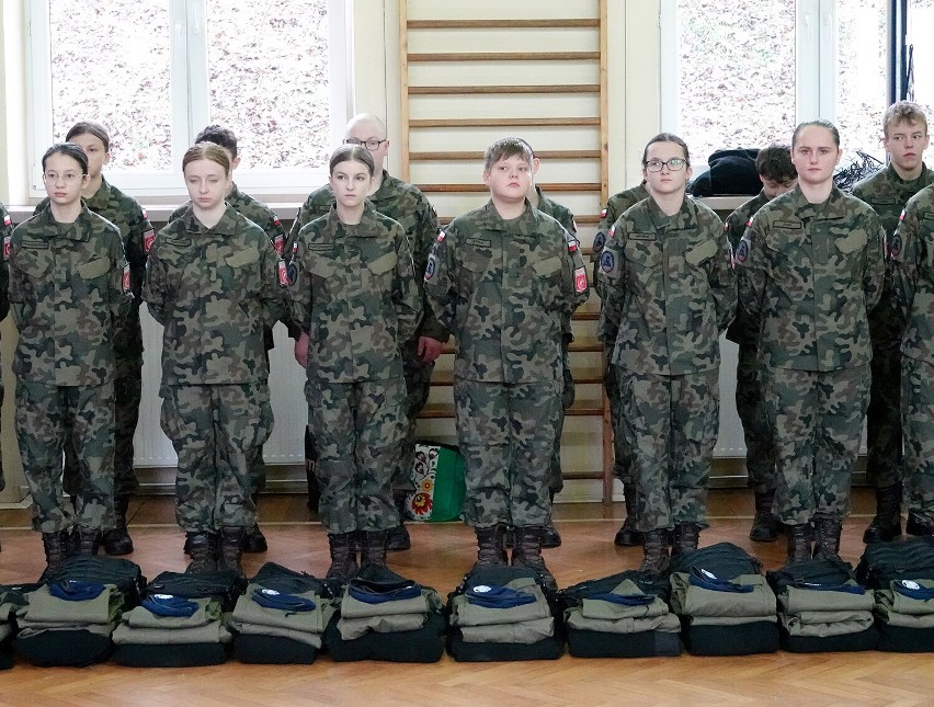 Uczniowie klas pierwszych Oddziału Przygotowania Wojskowego...