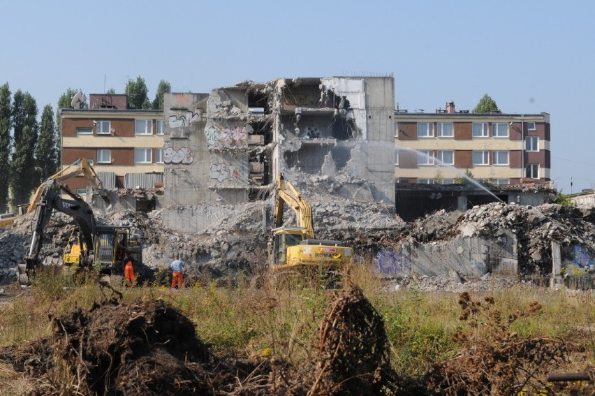 Październik 2011. Wyburzanie budynku pod dawnym hotelu...
