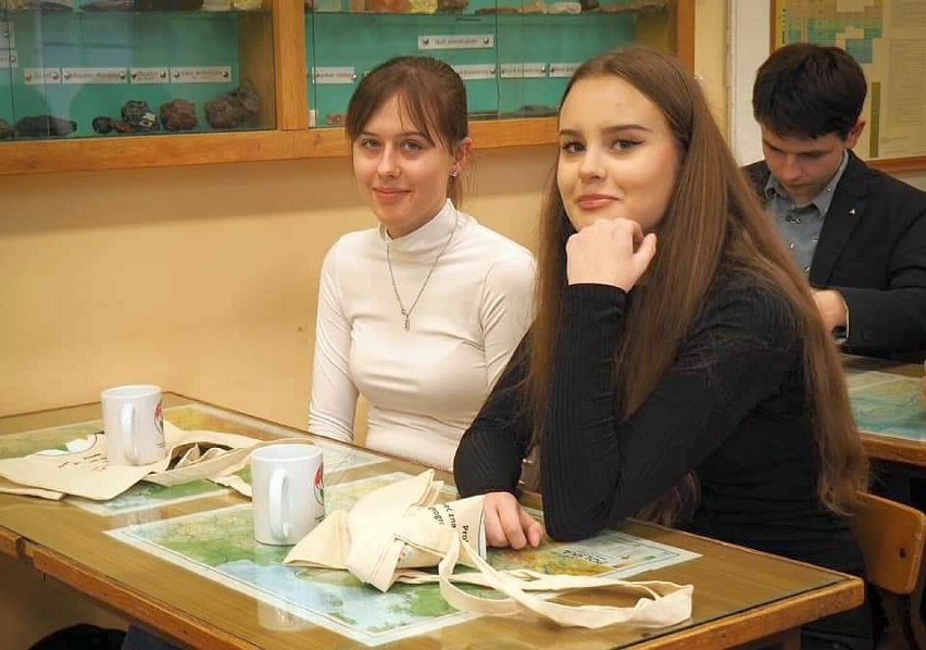 Uczniowie II LO im. Marii Konopnickiej w Inowrocławiu w projekcie  "Zrozumieć znane, dostrzec nieznane - jak geografia tłumaczy świat?"