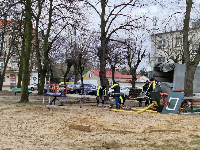 Ruszyły prace nad zagospodarowaniem placu zabaw w Błaszkach