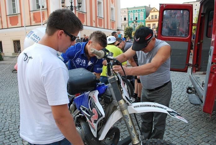 Motocykolwy freestyle na leszczyńskim rynku [ZDJĘCIA]