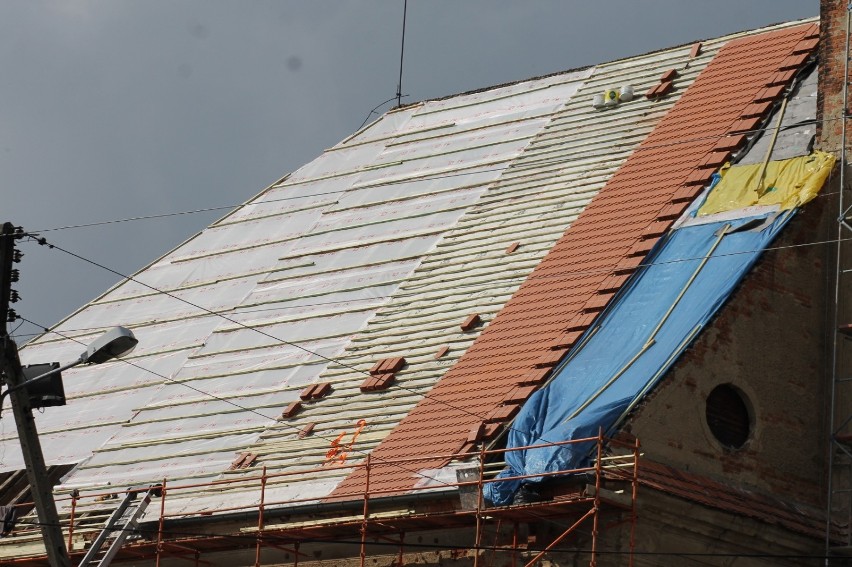 Prace remontowe dachu kościoła poewangelickiego za pół miliona [ZDJĘCIA]                