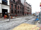 Przebudowa centrum Katowic: na Pocztowej robotnicy montują krawężnik