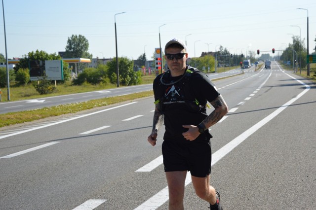 W poniedziałkowy poranek 5 czerwca 35-letni kpr. Robert Kujawski zakończył 24-godzinną służbę w 1. Lęborskim Batalionie Zmechanizowanym, bez chwili zwłoki zdjął żołnierski mundur, założył sportowy strój i z dużą dawką optymizmu ruszył w trasę 1 z 30 zaplanowanych ultramaratonów na trasie Lębork - Słupsk i Słupsk - Lębork.