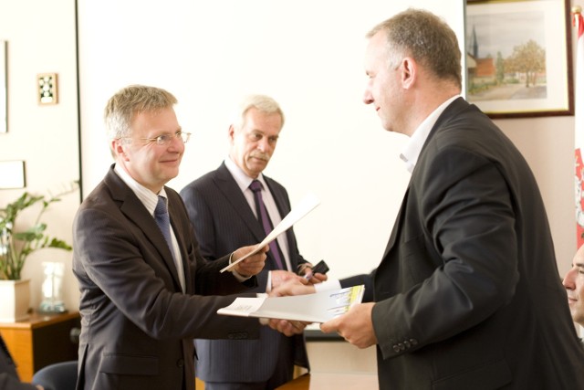 Przekazanie dokumentów. Od lewej burmistrz Arkadiusz Klimowicz