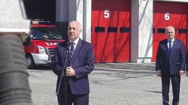 Wizyta ministra Joachima Brudzińskiego w Kożuchowie - przekazanie promes na zakup 17 samochodów dla OSP