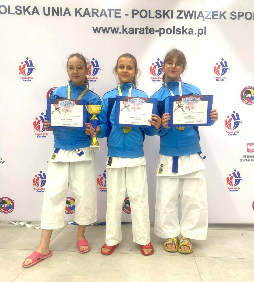 Brązowy medal dla młodych zawodniczek z Szamotulskiego Klubu Karate! Imponujący pokaz kata drużynowego 