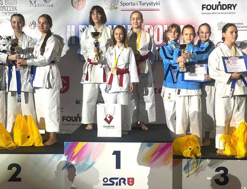 Brązowy medal dla młodych zawodniczek z Szamotulskiego Klubu Karate! Imponujący pokaz kata drużynowego 