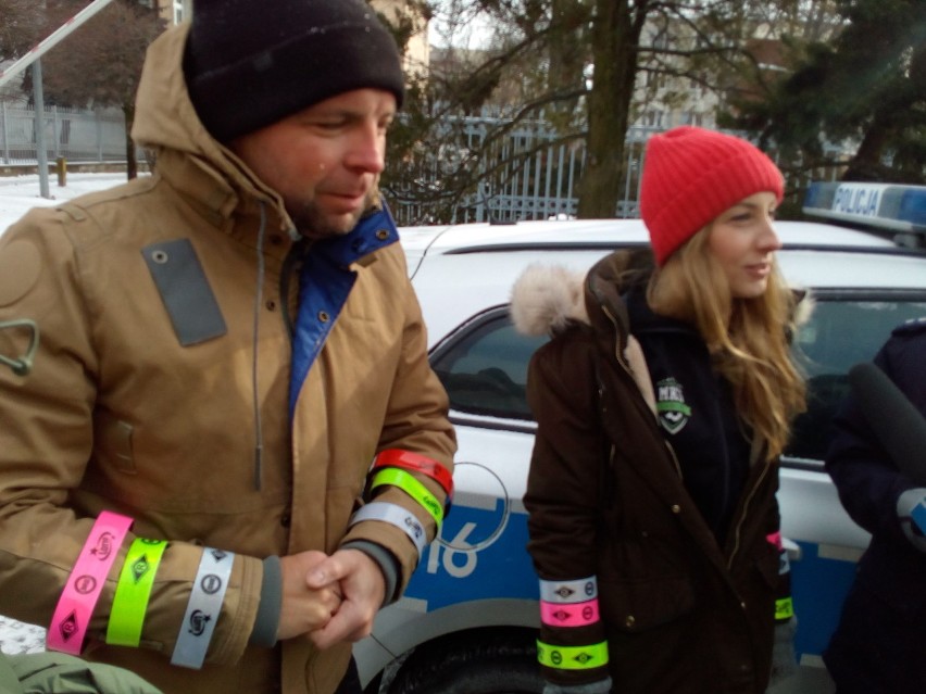 Odblaski ratują życie. Wspólna akcja policji, sportsmenek i kabareciarza z Ani Mru Mru