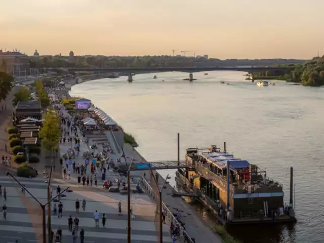 Piaszczysta plaża na barce. Nowość na otwarcie sezonu nad Wisłą