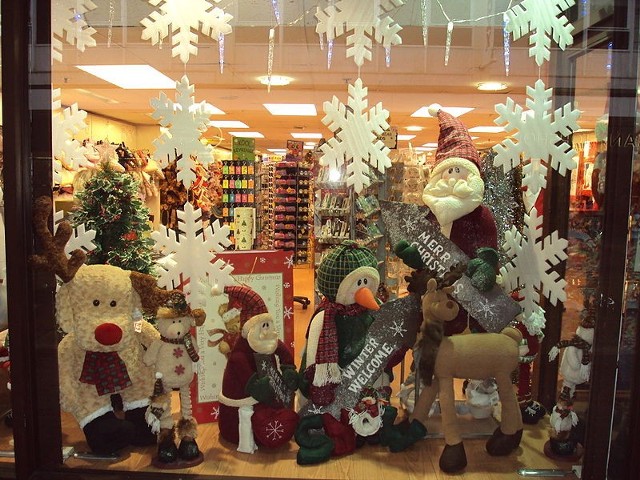 Źródło: http://commons.wikimedia.org/wiki/File:Christmas_shop_window,_Birkenhead_-_DSC04922.JPG?uselang=p