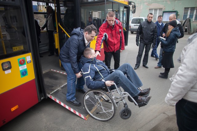 Trenerzy podpowiadają, kiedy wykazać się asertywnością oraz jak właściwie pomóc osobie niepełnosprawnej