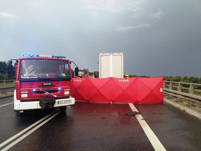 Kobieta podróżowała samotnie. Według wstępnych ustaleń to jej samochód znalazł się na przeciwległym pasie ruchu.