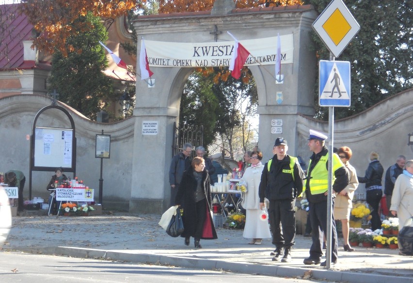 Tarnów: puste puszki kwestarzy na Starym Cmentarzu (ZDJĘCIA)