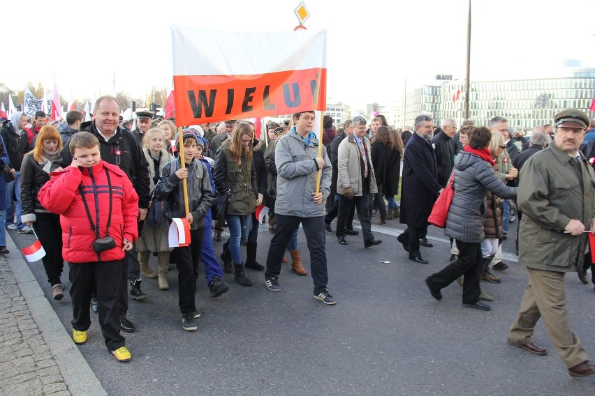 Młodzież z Wielunia i Osjakowa na Marszu Niepodległościowym w Warszawie