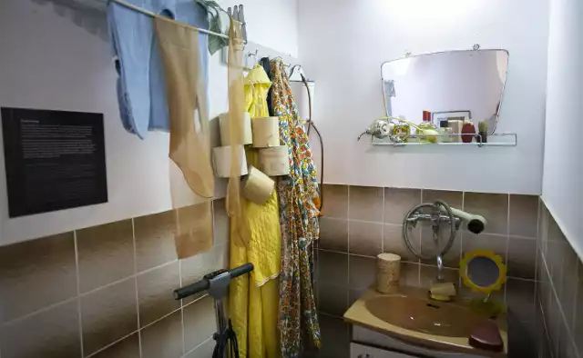 Na kolejnych zdjęciach przypominamy, jak urządzone były łazienki w czasach PRL: wystrój, wyposażenie, sprzęt, kosmetyki >>>>>