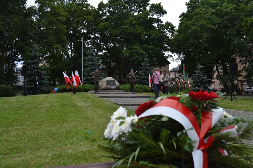 Lębork: Obchody święta Wojska Polskiego i rocznicy Bitwy Warszawskiej przed obeliskiem