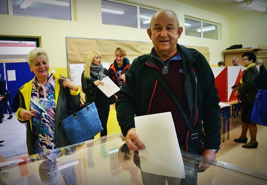 Wybory 2019. Mieszkańcy Bełchatowa poszli do urn zagłosować w wyborach do Sejmu i Senatu [ZDJĘCIA]