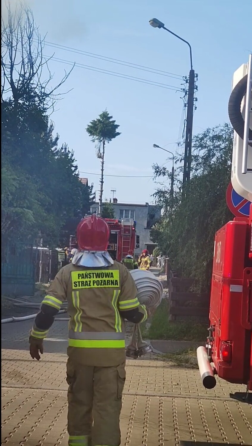 Pożar domu przy Korzeniowskiego w Pruszczu Gdańskim. 7 zastępów straży walczyło z ogniem |ZDJĘCIA