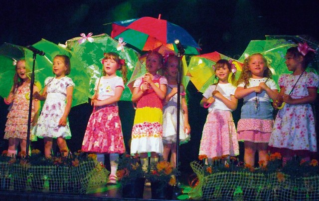 Dzieci z przedszkola  nr 2  w "Bursztynku" miały  wesoły układ taneczny w parasolkami i stworzyły prawdziwe kreacje sceniczne.  Brawo