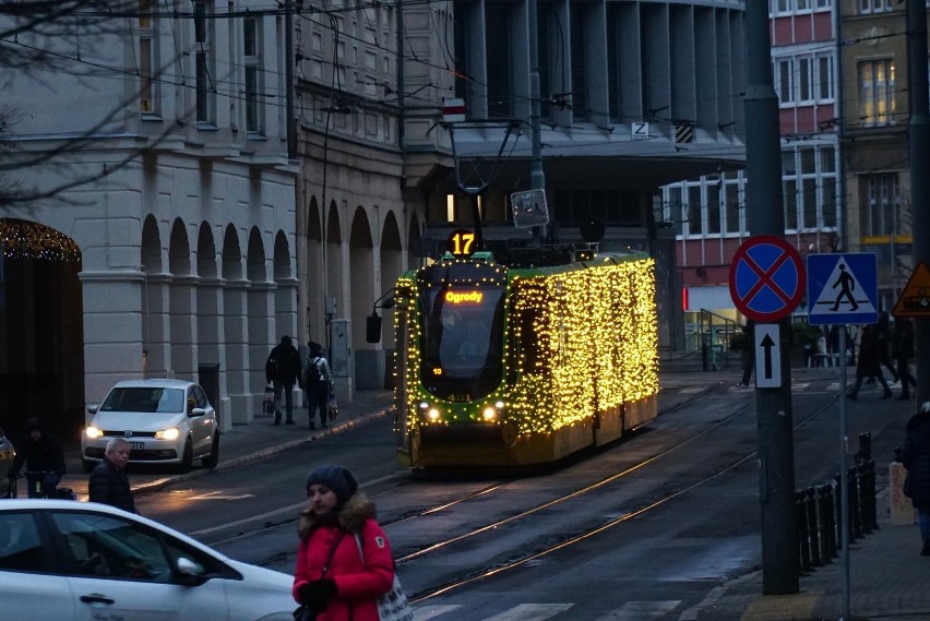 Rozświetlony tramwaj po raz kolejny wyruszył w trasę i...