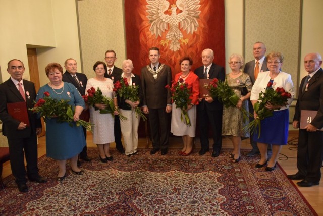 W Urzędzie Stanu Cywilnego odbyła się uroczystość wręczenia Medali za Długoletnie Pożycie Małżeńskie, przyznane przez Prezydenta RP skierniewickim parom, które obchodzą złote gody, czyli jubileusz 50- lecia małżeństwa.