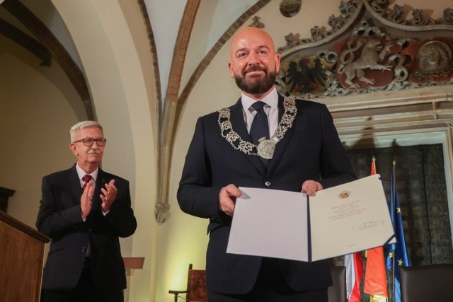 Uroczysta Sesja Rady Miejskiej Wrocławia. Nowi radni i prezydent Jacek Sutryk złożyli uroczyste ślubowania