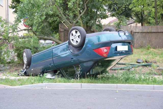 Do wypadku doszło we wtorek, 16 lipca, na ul. Dworcowej. Ford zderzy się z toyotą, wypadł z drogi i dachował. Kierowca forda został zabrany do szpitala.

Do wypadku doszło około godz. 7.30 na ul. Dworcowej. Kierujący fordem jechał w kierunku dworca. Z ul.Lipowej wyjeżdżał kierowca toyoty. Najprawdopodobniej nie zauważył rozpędzonego forda i doszło do zderzenia.

Ford wypadł z drogi, roztrzaskał ławkę i uderzył w drzewo, które się złamało. Na koniec ford dachował. Na szczęście nikogo nie było na chodniku. Gdyby byli tam piesi, mogłoby zakończyć się to tragicznie.

Na miejsce wypadku przyjechały służby ratunkowe. Kierowca forda został zabrany do szpitala. Na miejscu wypadku pracują policjanci z zielonogórskiej drogówki. Trwa ustalanie przyczyny oraz przebiegu wypadku. Ulica Dworcowa została zablokowana.

Piotr Jędzura

Polecamy wideo: Wypadki w czasie wakacji. Policja stworzyła aktualizowaną mapę


Zobacz też wideo: Wypadek szybowca w Krośnie. Maszyna przy lądowaniu zahaczyła od drzewo i słup energetyczny


