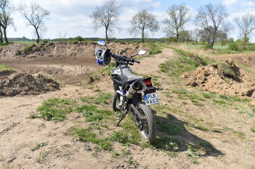 Leszno.Położyli się na ziemi, by zablokować niszczenie toru. Prostest motocyklistów w Zaborowie [ZDJĘCIA]