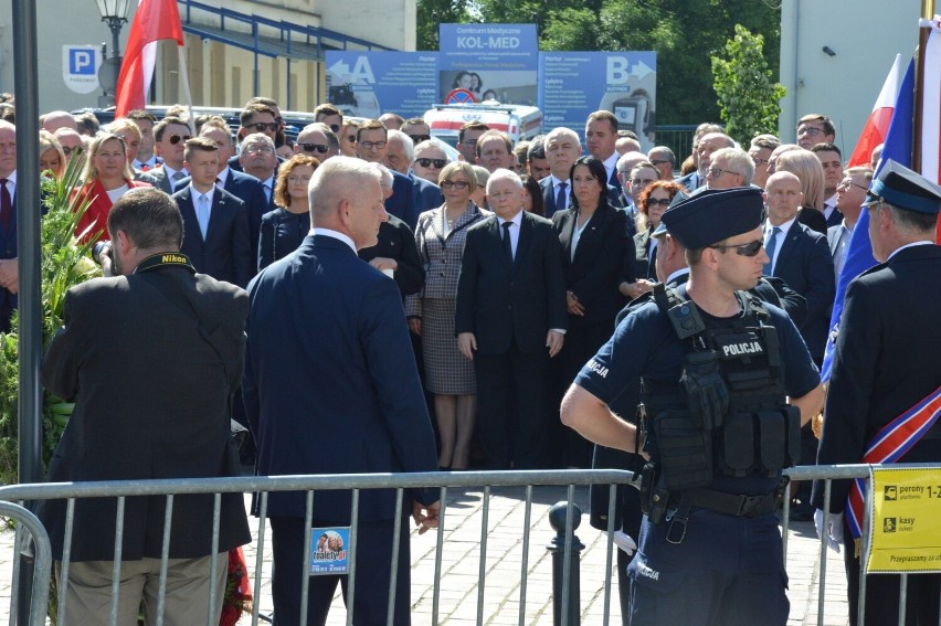 W Tarnowie obok dworca PKP odsłonięto pomnik prezydenta...