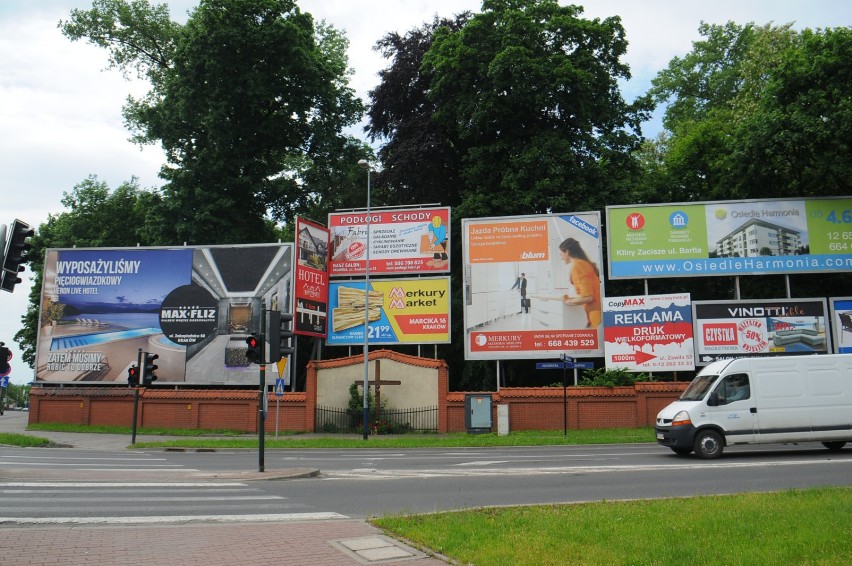 Nowe przepisy rozprawią się m.in. z natłokiem reklam wzdłuż...