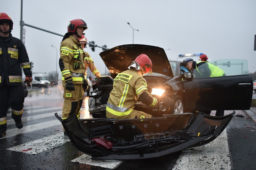 Leszno. Wypadek czterech aut na Konstytucji 3 Maja. Jedna osoba w szpitalu [ZDJĘCIA]