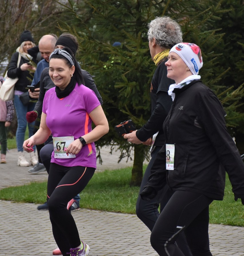 Wielkanocne bieganie i marsz nordic walking w Gnojewie. Trzy okrążenia wokół jeziora