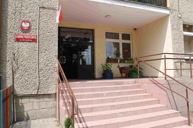 W środę, 13 czerwca, odbyło się zebranie 
z rodzicami w gminnym przedszkolu w Szczańcu. Rodzice dzieci oczekiwali wyjaśnień, dyrektorka wyszła z sali.  