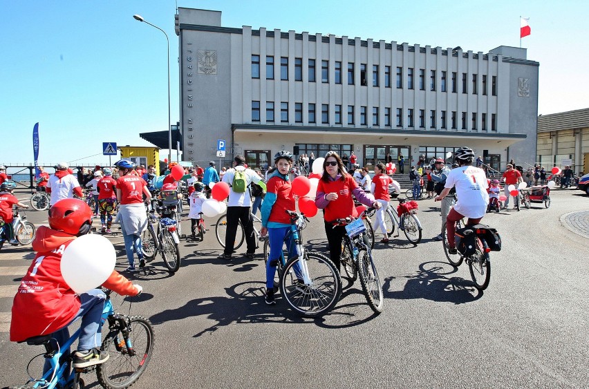 Parada rowerowa z okazji Dnia Flagi w Gdyni