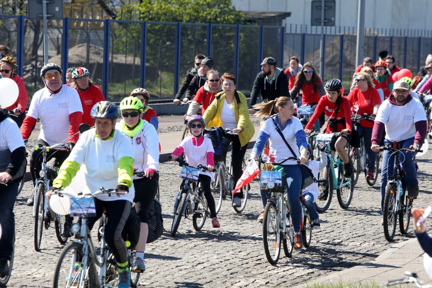 Parada rowerowa z okazji Dnia Flagi w Gdyni