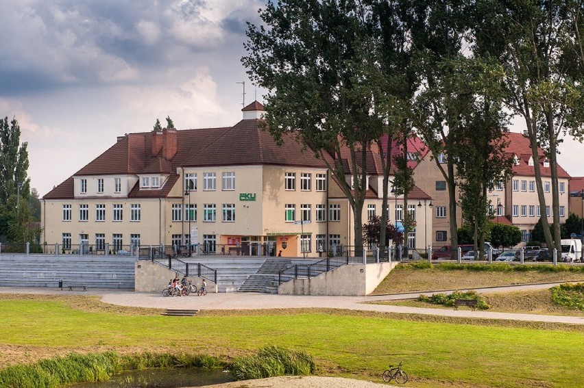 Czterech nastolatków skakało po dachu szkoły. Straty...