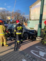 Wypadek w Katowicach! Samochód wjechał pod tramwaj. Ruch przy ulicy złotej jest kierowany przez policjantów