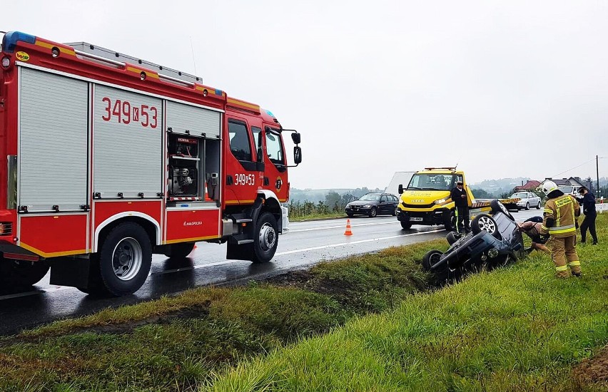 Samochód osobowy wypadł z DK 75 w Bilsku i rozbił się w przydrożnym rowie
