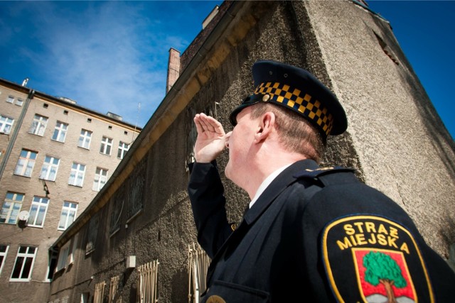 Za brak czytelnego tabliczki z numerem porządkowym i nazwą ulicy grozi nagana lub grzywna