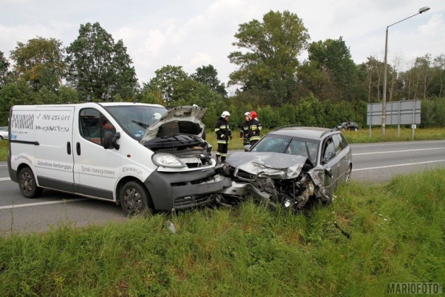W wyniku wypadku pasażerka audi została przewieziona do szpitala.