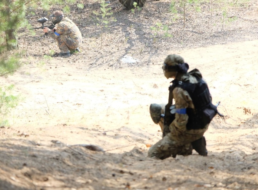 Prawie 100 entuzjastów paintball-a - zarówno...