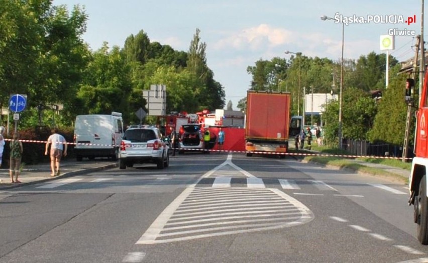 Gliwice: Wypadek na Tarnogórskiej. Dostawczak wjechał w ciężarówkę. Zginął kierowca, ranne dziecko