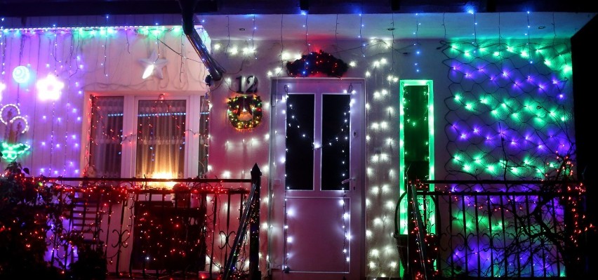 Świątecznie oświetlony dom znów atrakcją. Pan Kazimierz Knitter z Chojnic co roku przyozdabia go tysiącami światełek. Efekt jest piorunujący