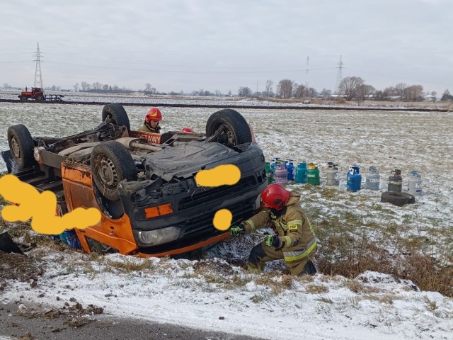 O krok od tragedii! Dachował samochód przewożący butle z gazem