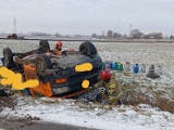 O krok od tragedii! Dachował samochód przewożący butle z gazem ZDJĘCIA