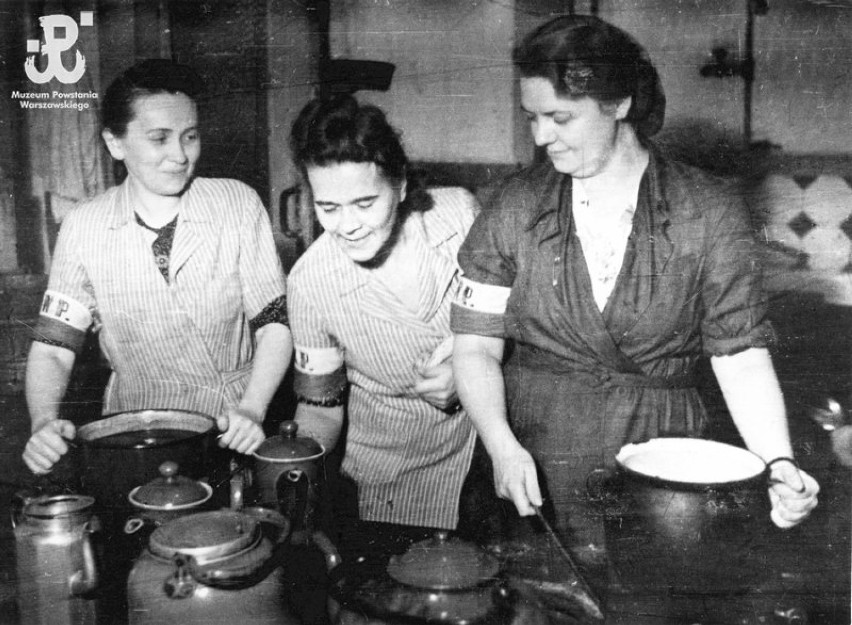 Kobiety pracujące w kuchni gospody żołnierskiej Pomoc...