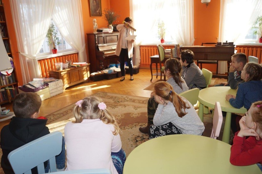Pruszcz Gdański: Uczniowie z Warcza szukali wiosny podczas zajęć w pruszczańskiej bibliotece [ZDJĘCIA]