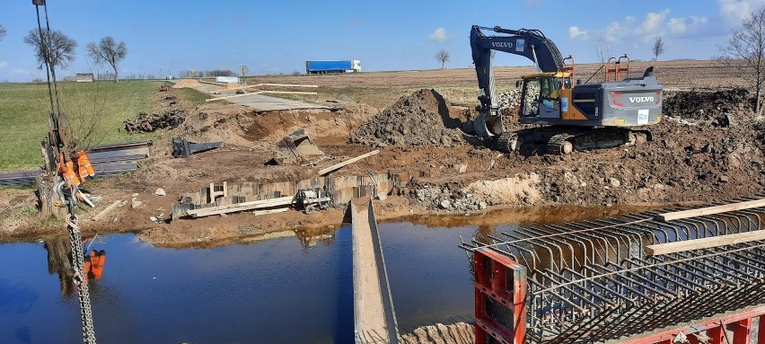 Trwa budowa mostu w Kuleszkach-Nienałtach gm. Andrzejewo. Jak przebiegają prace? 