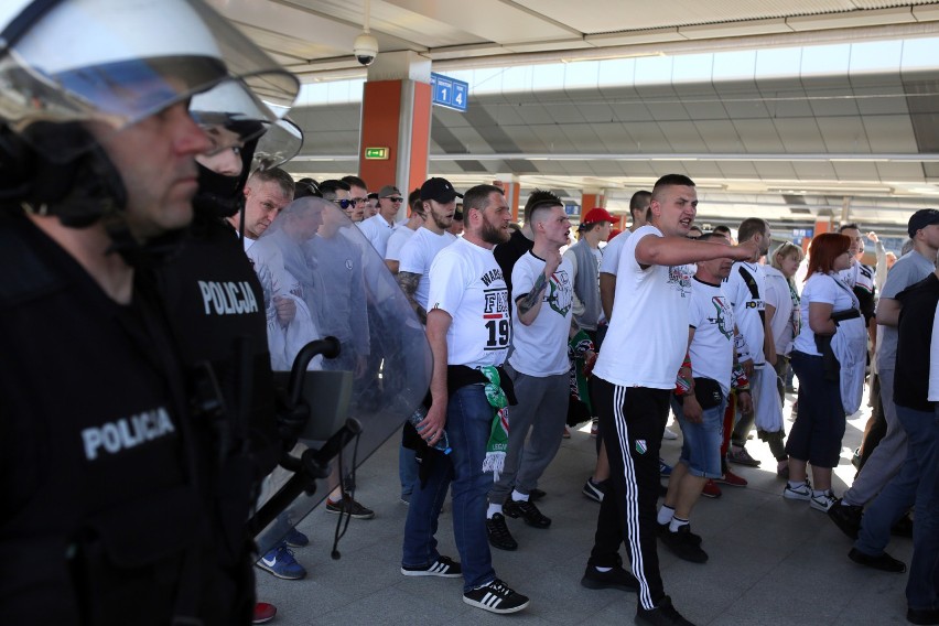 Wisła – Legia. Kibice z Warszawy w Krakowie. Przyjechali pociągiem specjalnym [ZDJĘCIA, WIDEO]